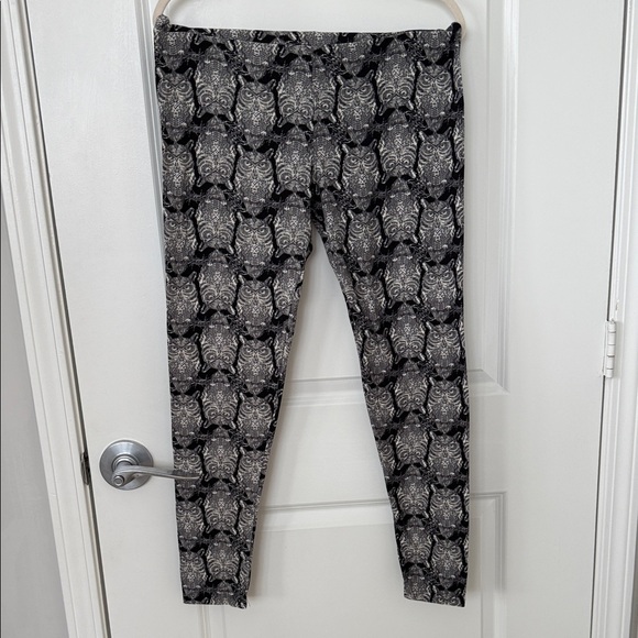 LuLaRoe Black and White Owl Leggings - Picture 1 of 3